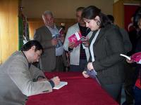 Serdar zkan is signing his book
Photo: Ercan Kll