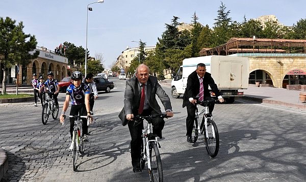 Ürgüp Bld. Bşk. Fahri Yıldız, genç sporcular için pedal çevirdi