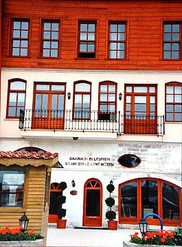 Turgay Tuna’nın kuratörlüğünü yaptığı Bakırköy Kent Müzesi açıldı