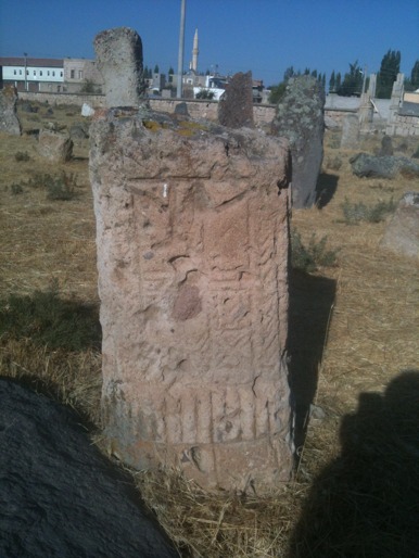 Niğde’nin Alay beldesindeki tarihi mezar taşları korunmayı bekliyor