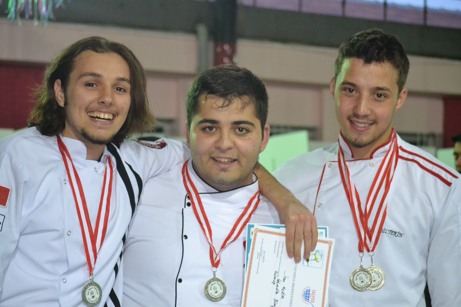 NEÜ öğrencileri Şef Mavi Ulusal Yemek Yarışmasında 5 madalya kazandı
