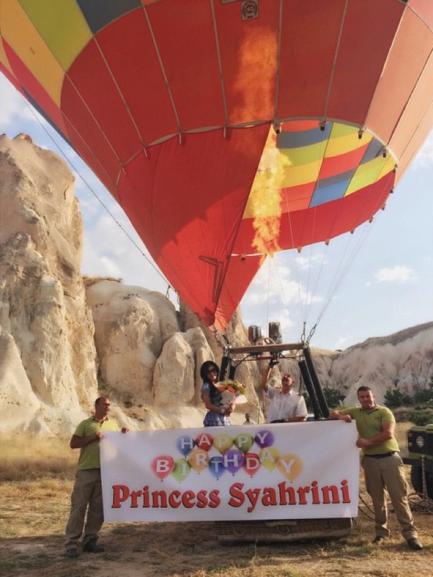 Endonezyalı şarkıcı Syahrini yeni yaşını Kapadokyada kutladı