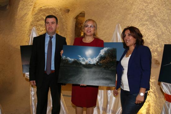 Uçhisar Kalesinde fotoğraf ve ahşap yakma eserleri sergisi açıldı