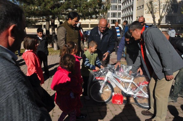 Veloturkten Kapadokyalı çocuklara bisiklet