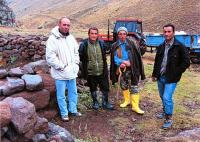 Celil Dindoruk - Melendiz Dağı araştırmasında yardımcı ekiple birlikte, 2009