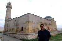 Alaaddin Cami önünde Ömer Fethi Gürer