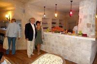 Ender Güzey ile Alfina Cave Hotelin sahiplerinden Emine Türk sergi açılışında