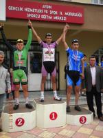 Kapadokya Bisiklet SK sporcularından Oğuzhan Tiryaki birinclik ödülü için kürsüde