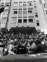 CHP Genel Merkezi önündeki tören sırasında Bülent Ecevit ve partililer
Fotoğraf: Saim Tokaçoğlu