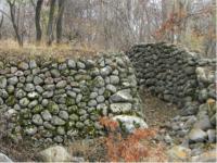 Fotoğraf 1: Altunhisar bağlarındaki  bağ-bahçe duvarları.